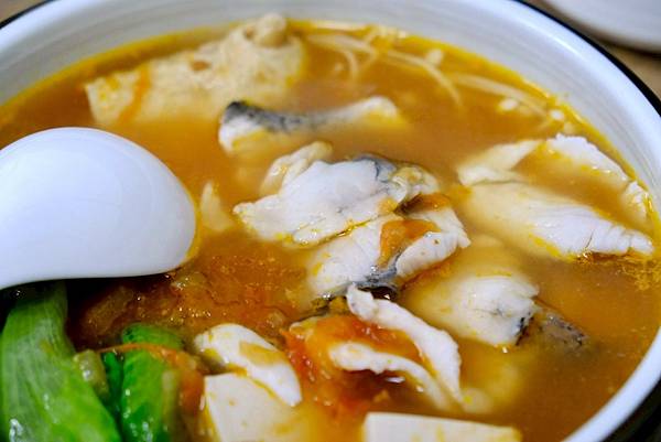 🍲板橋爆紅港式酸菜魚!白金湯太濃太讚🐟 酸香番茄魚片也超強🔥