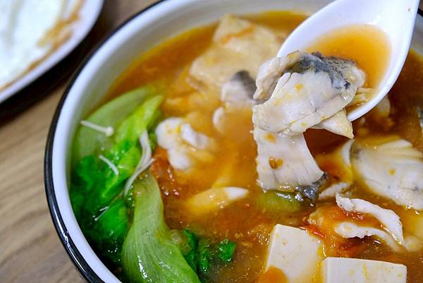 🍲板橋爆紅港式酸菜魚!白金湯太濃太讚🐟 酸香番茄魚片也超強🔥