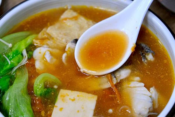 🍲板橋爆紅港式酸菜魚!白金湯太濃太讚🐟 酸香番茄魚片也超強🔥