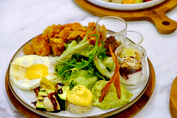 🌹成真咖啡6大必吃美食全攻略🍗🍰|炸雞酥脆超涮嘴、甜點爆汁太
