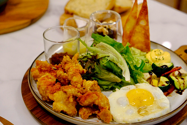🌹成真咖啡6大必吃美食全攻略🍗🍰|炸雞酥脆超涮嘴、甜點爆汁太
