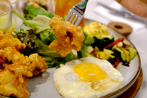 🌹成真咖啡6大必吃美食全攻略🍗🍰|炸雞酥脆超涮嘴、甜點爆汁太