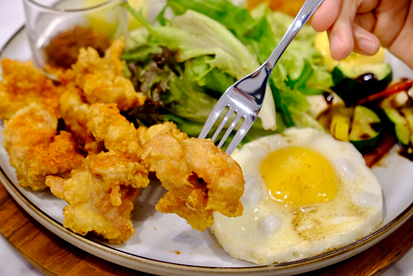 🌹成真咖啡6大必吃美食全攻略🍗🍰|炸雞酥脆超涮嘴、甜點爆汁太