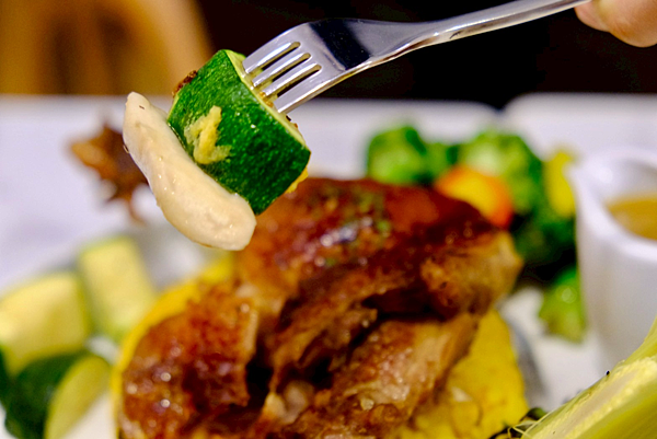 🌹成真咖啡6大必吃美食全攻略🍗🍰|炸雞酥脆超涮嘴、甜點爆汁太