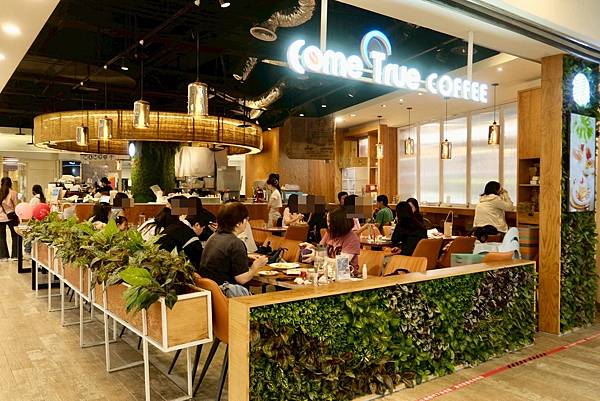 【成真咖啡 板橋環球店開箱🍳🧁】高顏值黃金軟殼蟹、彩虹飯、焦
