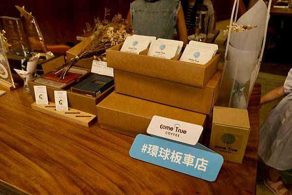 【成真咖啡 板橋環球店開箱🍳🧁】高顏值黃金軟殼蟹、彩虹飯、焦