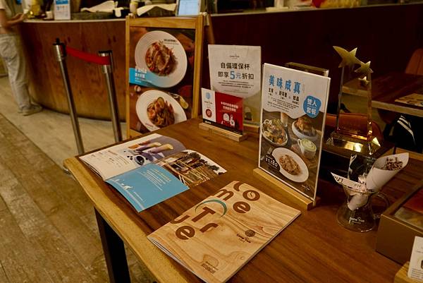 【成真咖啡 板橋環球店開箱🍳🧁】高顏值黃金軟殼蟹、彩虹飯、焦