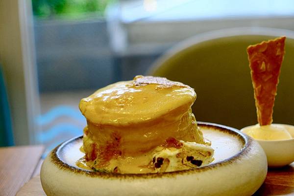 【成真咖啡 板橋環球店開箱🍳🧁】高顏值黃金軟殼蟹、彩虹飯、焦