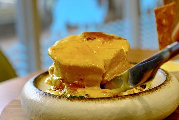 【成真咖啡 板橋環球店開箱🍳🧁】高顏值黃金軟殼蟹、彩虹飯、焦