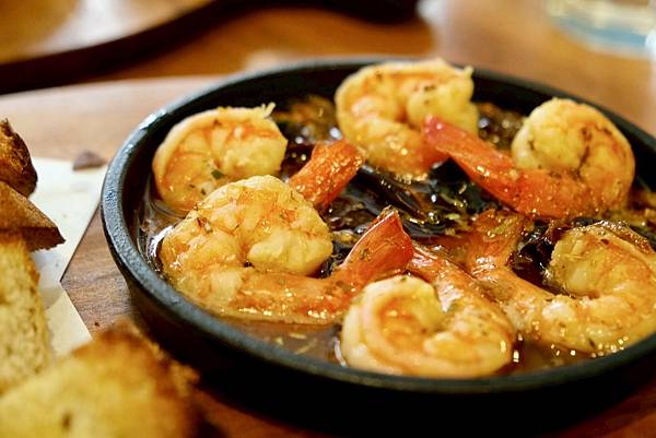 【成真咖啡 板橋環球店開箱🍳🧁】高顏值黃金軟殼蟹、彩虹飯、焦