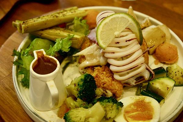 【成真咖啡 板橋環球店開箱🍳🧁】高顏值黃金軟殼蟹、彩虹飯、焦