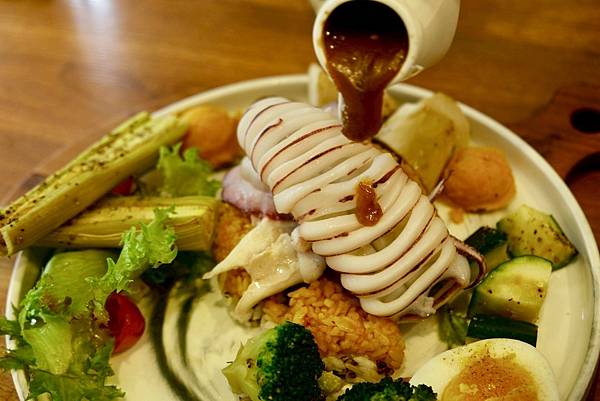 【成真咖啡 板橋環球店開箱🍳🧁】高顏值黃金軟殼蟹、彩虹飯、焦