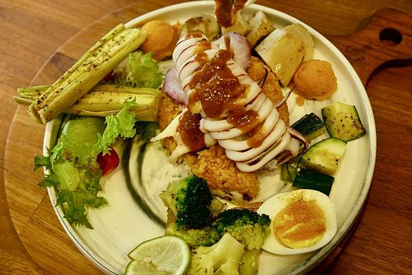 【成真咖啡 板橋環球店開箱🍳🧁】高顏值黃金軟殼蟹、彩虹飯、焦