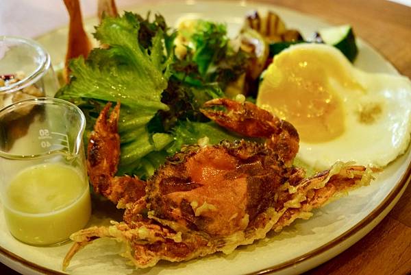 【成真咖啡 板橋環球店開箱🍳🧁】高顏值黃金軟殼蟹、彩虹飯、焦