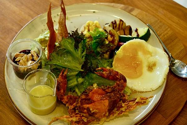 【成真咖啡 板橋環球店開箱🍳🧁】高顏值黃金軟殼蟹、彩虹飯、焦