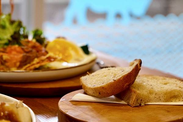 【成真咖啡 板橋環球店開箱🍳🧁】高顏值黃金軟殼蟹、彩虹飯、焦