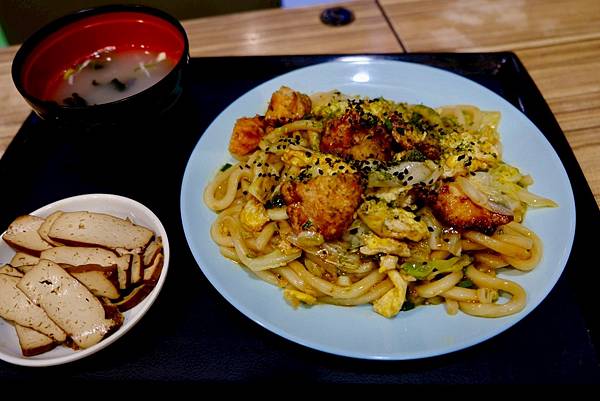 【樹林美食】巨猩食堂日式套餐開箱|酥脆炸豬排、香濃炒烏龍!下