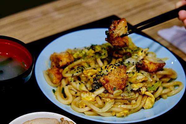 【樹林美食】巨猩食堂日式套餐開箱|酥脆炸豬排、香濃炒烏龍!下