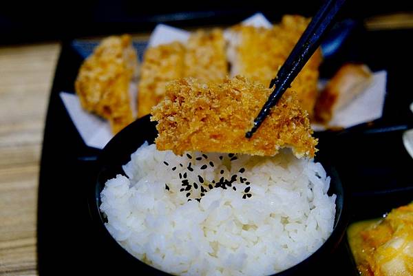 【樹林美食】巨猩食堂日式套餐開箱|酥脆炸豬排、香濃炒烏龍!下