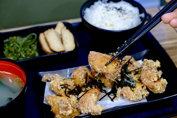 【樹林美食】巨猩食堂日式套餐開箱|酥脆炸豬排、香濃炒烏龍!下