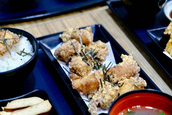 【樹林美食】巨猩食堂日式套餐開箱|酥脆炸豬排、香濃炒烏龍!下