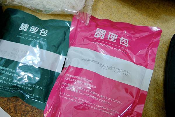 【深夜救星!藤椒酸菜自煮火鍋實測】三分鐘出爐超狂火鍋!微波也