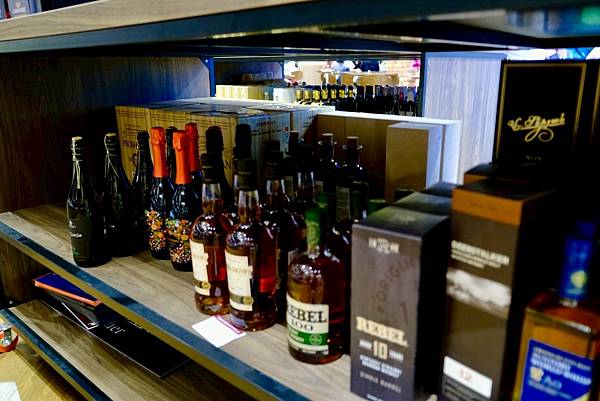 🌟威士威中信南港店開箱|$290無限暢飲百款美酒🍷配豬腳、生