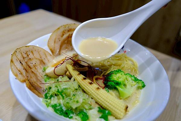 中和最強拉麵吃膩了？🍜我的OL午餐首選大公開！厚醇豚骨＋嫩胸