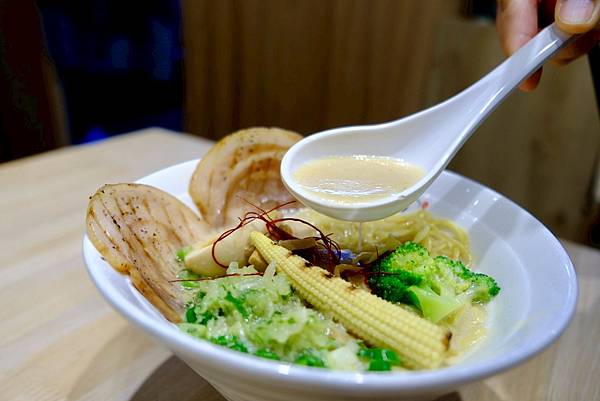 中和最強拉麵吃膩了？🍜我的OL午餐首選大公開！厚醇豚骨＋嫩胸