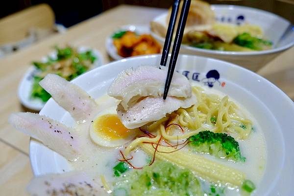 中和最強拉麵吃膩了？🍜我的OL午餐首選大公開！厚醇豚骨＋嫩胸