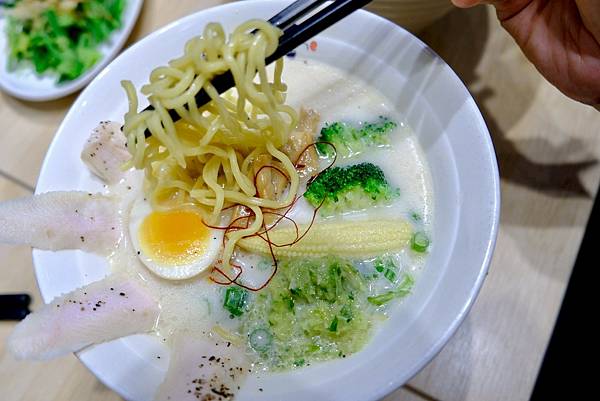 中和最強拉麵吃膩了？🍜我的OL午餐首選大公開！厚醇豚骨＋嫩胸