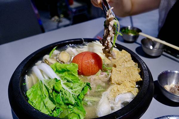 這鍋真的太爆炒了🔥五吉火鍋城體驗現場拋炒+爆香四寶!還有鯊魚