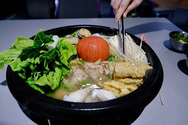 這鍋真的太爆炒了🔥五吉火鍋城體驗現場拋炒+爆香四寶!還有鯊魚