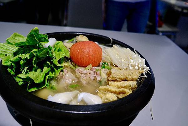 這鍋真的太爆炒了🔥五吉火鍋城體驗現場拋炒+爆香四寶!還有鯊魚