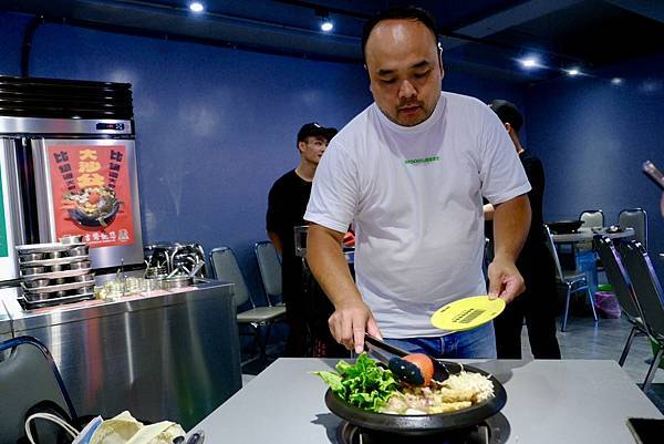 這鍋真的太爆炒了🔥五吉火鍋城體驗現場拋炒+爆香四寶!還有鯊魚