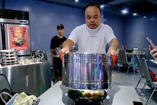 這鍋真的太爆炒了🔥五吉火鍋城體驗現場拋炒+爆香四寶!還有鯊魚