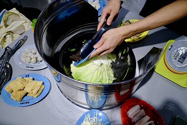 這鍋真的太爆炒了🔥五吉火鍋城體驗現場拋炒+爆香四寶!還有鯊魚