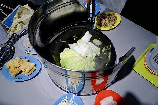 這鍋真的太爆炒了🔥五吉火鍋城體驗現場拋炒+爆香四寶!還有鯊魚