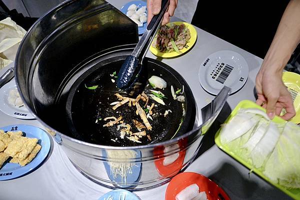 這鍋真的太爆炒了🔥五吉火鍋城體驗現場拋炒+爆香四寶!還有鯊魚