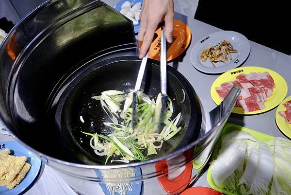 這鍋真的太爆炒了🔥五吉火鍋城體驗現場拋炒+爆香四寶!還有鯊魚