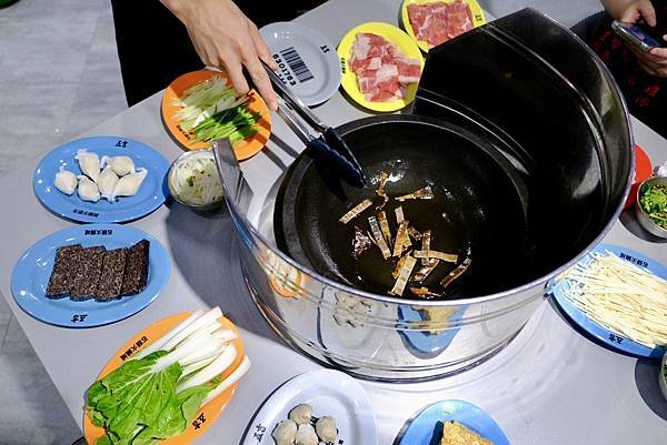 這鍋真的太爆炒了🔥五吉火鍋城體驗現場拋炒+爆香四寶!還有鯊魚