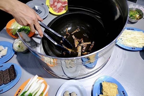 這鍋真的太爆炒了🔥五吉火鍋城體驗現場拋炒+爆香四寶!還有鯊魚