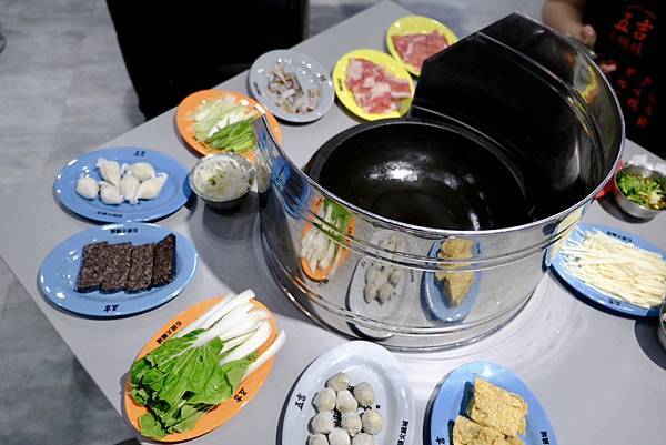 這鍋真的太爆炒了🔥五吉火鍋城體驗現場拋炒+爆香四寶!還有鯊魚