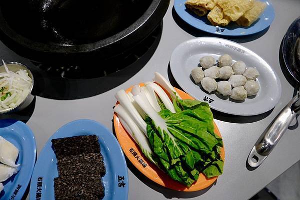 這鍋真的太爆炒了🔥五吉火鍋城體驗現場拋炒+爆香四寶!還有鯊魚