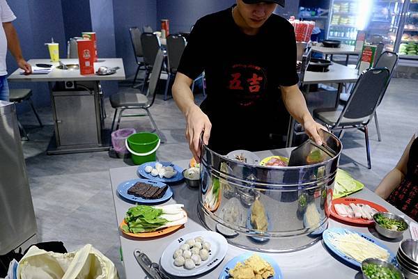 這鍋真的太爆炒了🔥五吉火鍋城體驗現場拋炒+爆香四寶!還有鯊魚