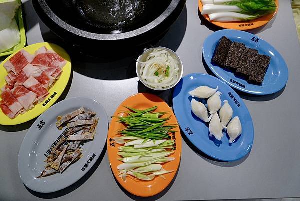 這鍋真的太爆炒了🔥五吉火鍋城體驗現場拋炒+爆香四寶!還有鯊魚