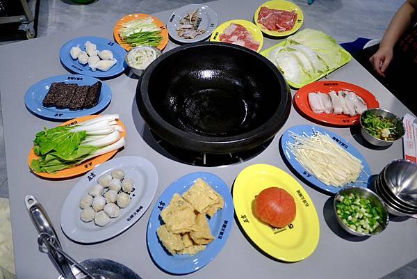 這鍋真的太爆炒了🔥五吉火鍋城體驗現場拋炒+爆香四寶!還有鯊魚