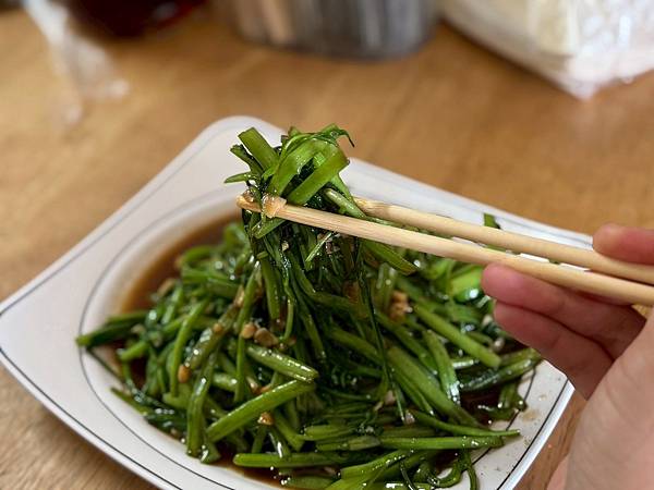 💯塊吃到這種打拋飯？太神啦🔥超狂平價泰式料理「嘟達泰國料理」