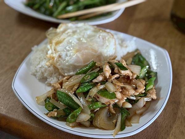 💯塊吃到這種打拋飯？太神啦🔥超狂平價泰式料理「嘟達泰國料理」