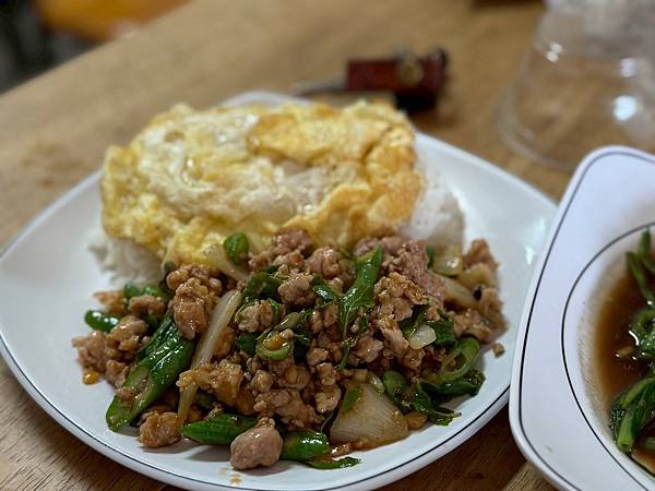 💯塊吃到這種打拋飯？太神啦🔥超狂平價泰式料理「嘟達泰國料理」